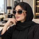 عینک آفتابی زنانه شانل کرمی فریم گربه‌ای اورسایز با دسته زنجیری - تصویر 2
